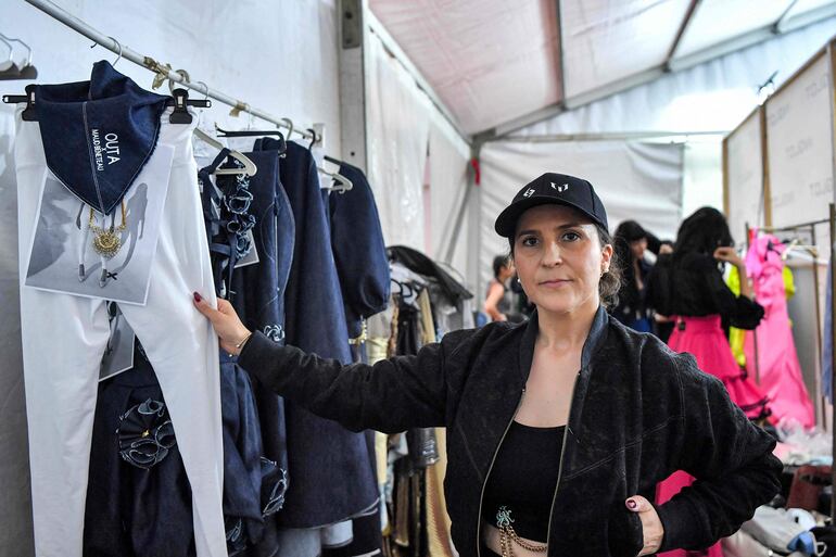 La diseñadora francesa Maud Beneteau muestra sus obras realizadas con plástico reciclado.