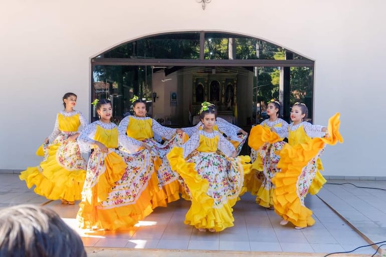 Chicos de la Escuela Municipal de Artes, deleitando con su danza al publico presente.