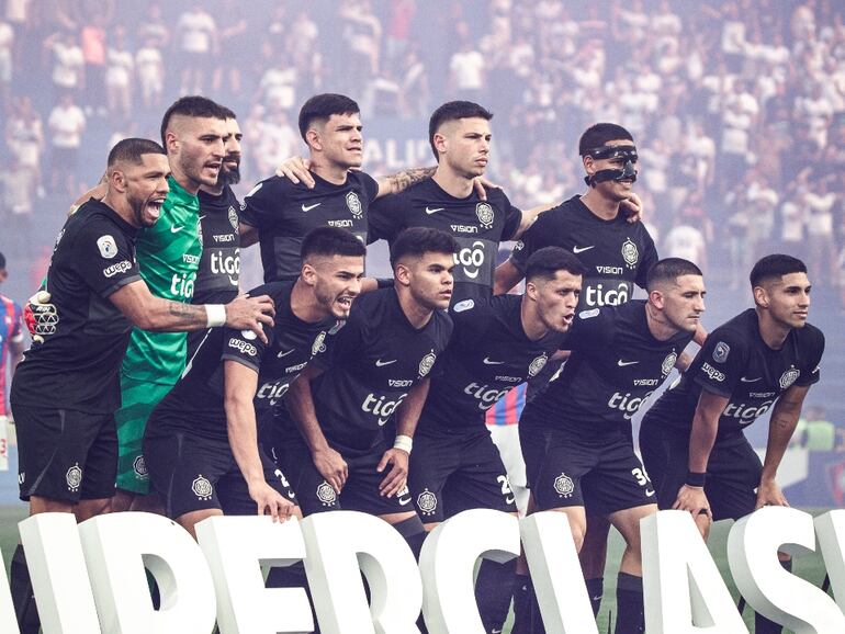 Los jugadores de Olimpia posan para la fotografía previa al superclásico ante por la sexta fecha del torneo Clausura 2024 del fútbol paraguayo en el estadio La Nueva Olla, en Asunción.