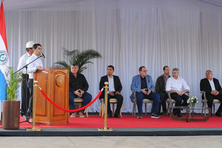 El ingeniero Fernando Barúa durante su alocución en el acto de "conclusión de obras".