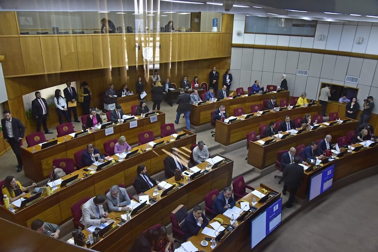 Senadores de la oposición urgen al titular del Senado, Silvio "Beto" Ovelar (ANR, HC) integrar el Frente Parlamentario Anticorrupción.