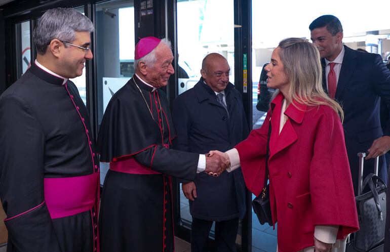 La primera dama, Leticia Ocampos y el presidente de la República, Santiago Peña, en Roma.