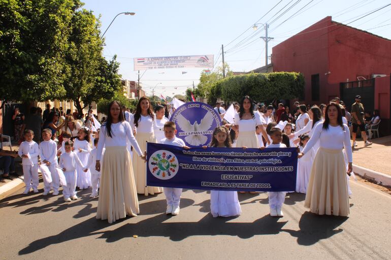 Los niños/as desfilaron con un cartel que decía "No a la violencia en nuestras educativas".