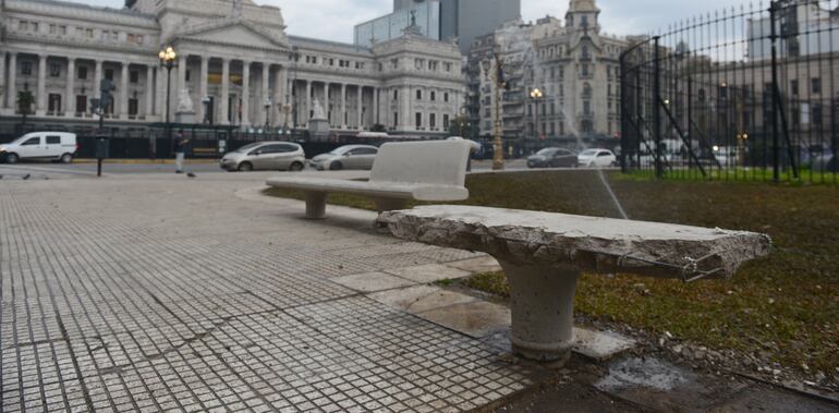 Así quedó uno de los bancos en las inmediaciones del Congreso Nacional de Argentina, tras las protestas en contra de la Ley de Bases.