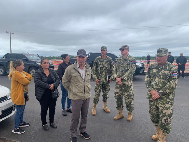 Familiares del Sargento Alexis Sosa llegando a la zona de búsqueda.