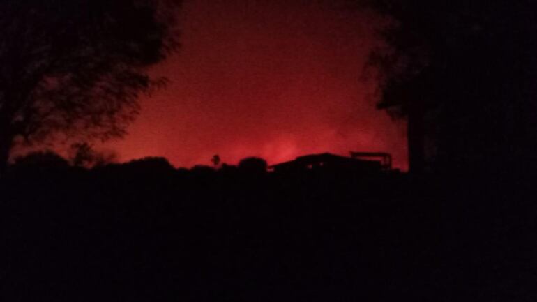 Imagen de anoche, la escena parecía un verdadero apocalipsis; a estas horas el fuego se encuentra incontrolable.