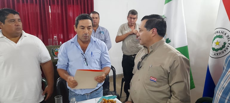 El intendente de Fuerte Olimpo, Moisés Recalde (ANR), entrega la resolución por la cual se dona un terreno municipal a la ANDE para que construya un local en la capital del Alto Paraguay.