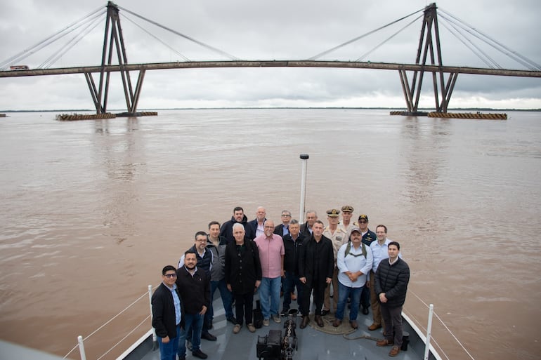 La travesía, que inició ayer con las maniobras de franqueo del Puente General Belgrano a la altura del puerto de Corrientes, culminará en el puerto de Santa Fe, el viernes 17 a la medianoche