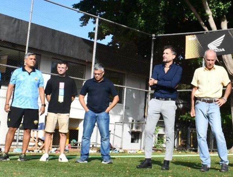 El presidente  Luis Antonio Vidal (camisa azul) se dirige al plantel en el inicio del nuevo ciclo, bajo el comando de Víctor Gerardo González (primero de la izquierda).