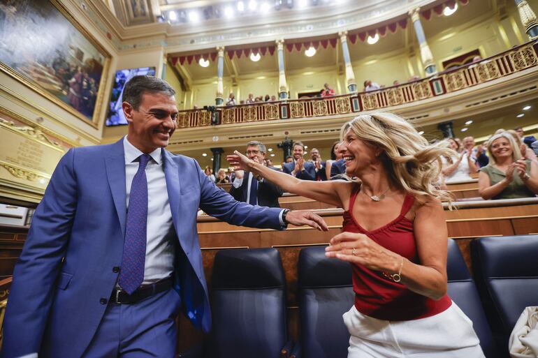 El presidente del Gobierno en funciones y diputado socialista Pedro Sánchez (i) y la ministra de Trabajo en funciones y diputada de Sumar, Yolanda Díaz (d), se saludan en el Congreso de los Diputados mientras asisten a la votación de la mesa y el acatamiento de la Constitución, en Madrid. (EFE)