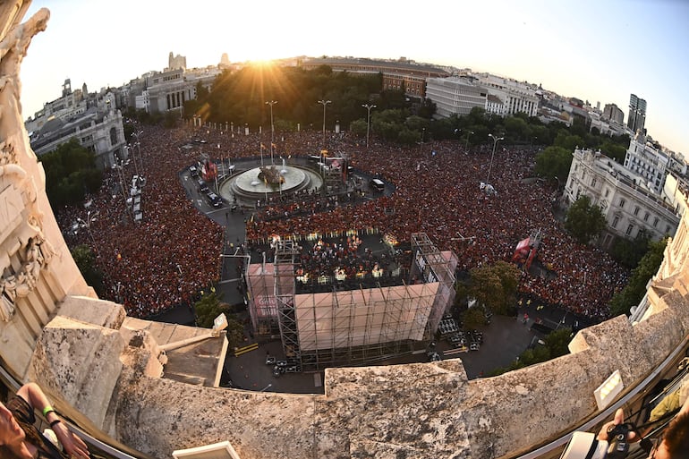 MADRID, 15/07/2024.- Miles de aficionados se concentran este lunes en Cibeles para celebrar con la selección española el título de campeones de la Eurocopa tras vencer ayer en la final a Inglaterra. EFE/ Fernando Villar
