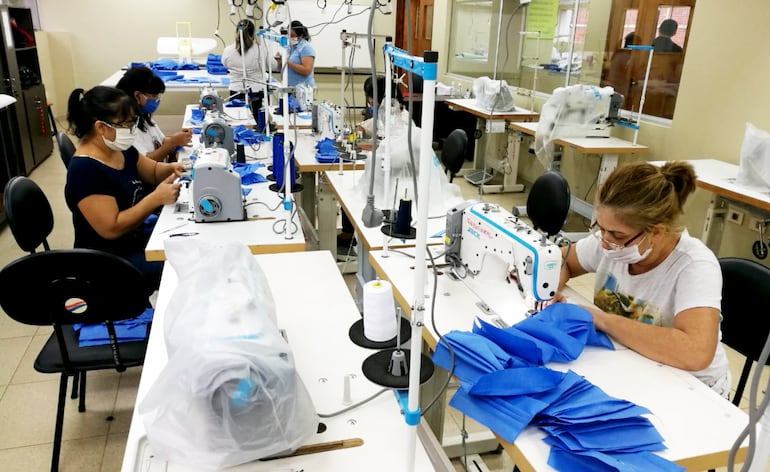 Las instructoras del Centro Textil del SNPP seguirán trabajando en la producción de los tapabocas, sábanas hospitalarias y los kits para médicos (chomba, pantalón, gorro y botas).