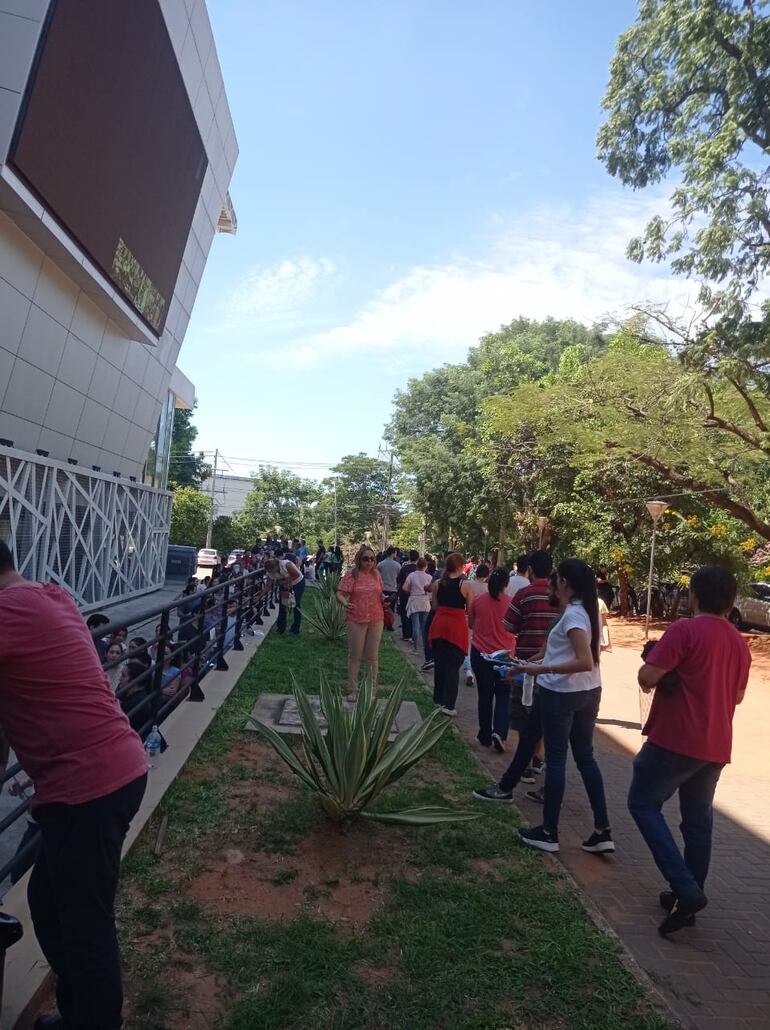 Largas filas por más de una hora y media debieron formar los médicos en el SND para acceder a las pruebas para residencias.