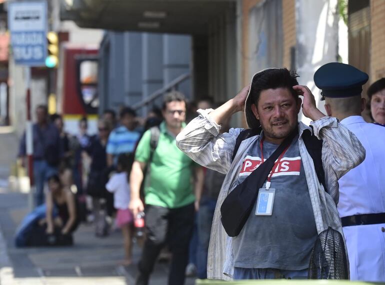 Pasajeros del transporte público deben soportar las altas temperaturas mientras esperan los colectivos, de las cuales muchos no funcionan el aire acondicionado. El gobierno de Santiago Peña subsidia fortuna como si fuera que el transporte público es confortable.