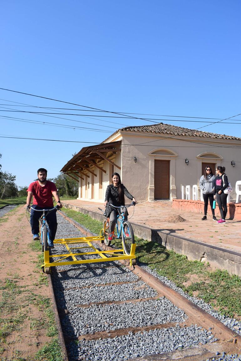 Biciriel en Paraguarí. Es una opción que tiene el turista para recorrer unos 300 metros por las que fueron las vías del tren.