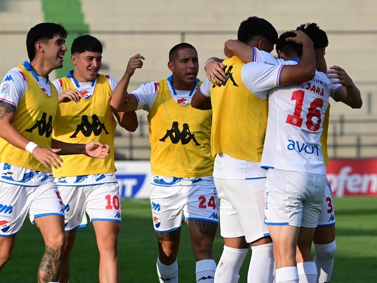 Fabrizio Jara (16), jugador de Nacional, celebra un gol en el partido frente a General Caballero de Juan León Mallorquín por la fecha 17 del torneo Clausura 2024 del fútbol paraguayo en el estadio Arsenio Erico, en Asunción.