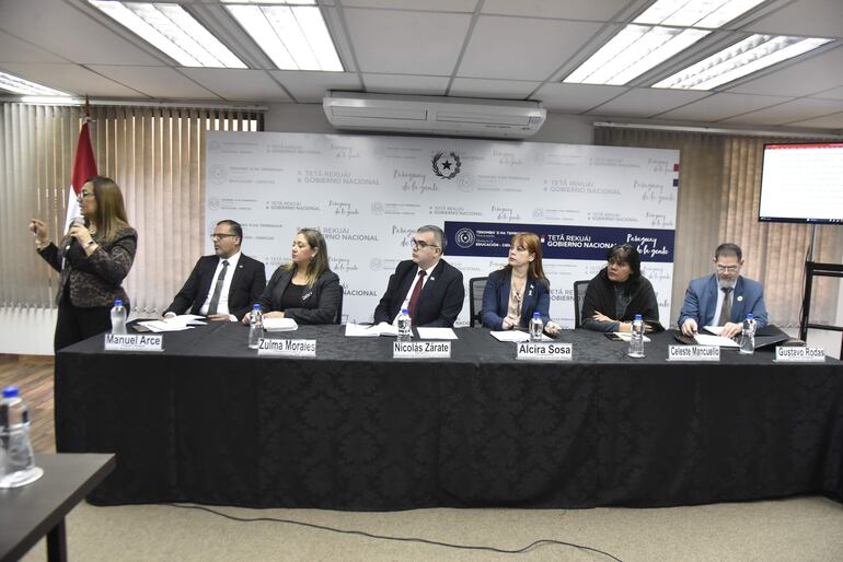 Mesa de trabajo reunida hoy en el Ministerio de Educación y Ciencias (MEC), en el cual se planteó la posibilidad de que los padres autoricen la revisión de la mochila de sus hijos.