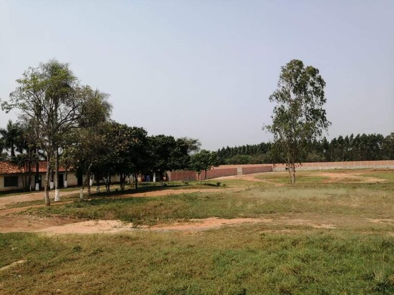 Maramburé, Luque. A la derecha se construirá el estadio para 12.000 personas.  Detrás de la edificación se construirán los cuatro campos de entrenamiento.