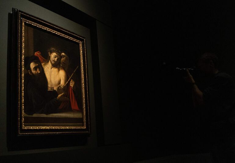 El cuadro "Ecce Homo", del maestro italiano Caravaggio ya se exhibe en una de las paredes del Museo del Prado de Madrid, España. La pintura fue descubierta en 2021 tras casi ser subastada por 1.500 euros.