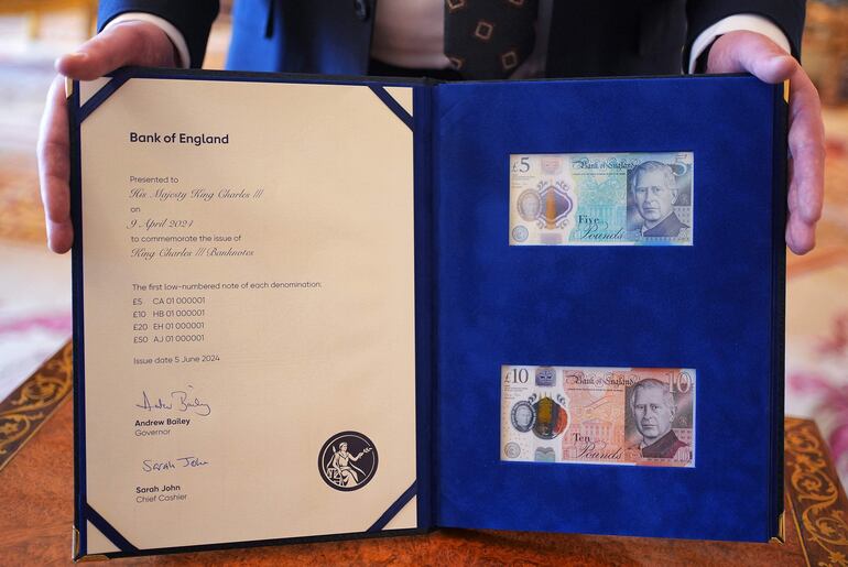 Los nuevos billetes de banco que llevan un retrato del rey Carlos III  fueron presentados por el gobernador del Banco de Inglaterra, Andrew Bailey, y el cajero jefe del Banco de Inglaterra. 