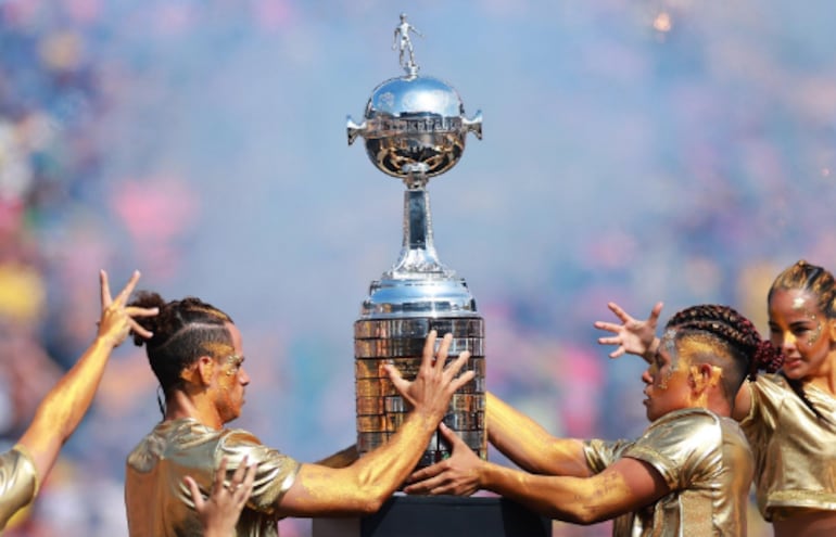 El trofeo de la Copa Libertadores.