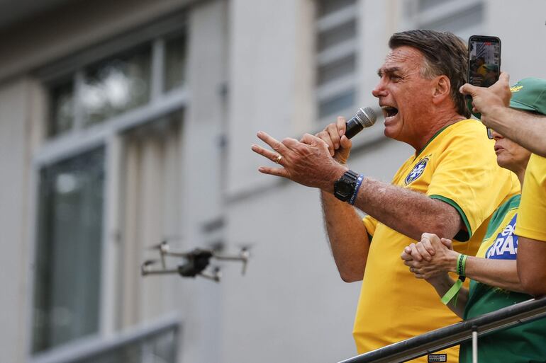 El expresidente brasileño Jair Bolsonaro (2019-2022) participó en una movilización donde reunió a miles de seguidores para darse su primer baño de masas desde que dejó el poder a finales de 2022, y defenderse de las investigaciones por un supuesto intento de golpe de Estado, este domingo, en Sao Paulo.