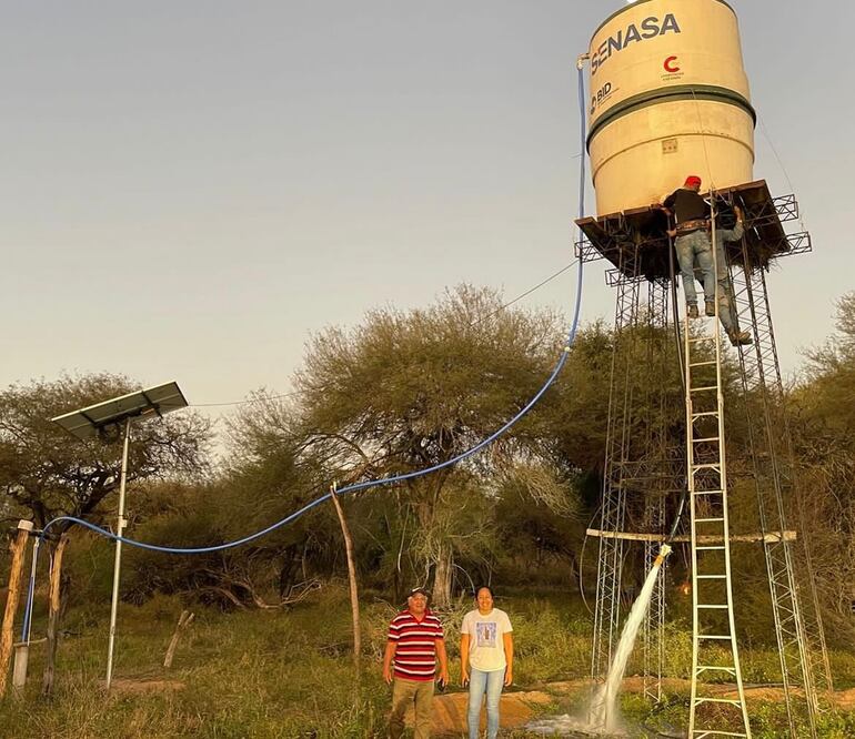 Pozo de agua con tanque elevado en la comunidad Fischat.