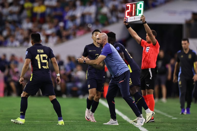 HOUSTON, TEXAS - JULY 04: Felix Sanchez Bas, Head Coach of Ecuador gives the team instructions during the CONMEBOL Copa America 2024 quarter-final match between Argentina and Ecuador at NRG Stadium on July 04, 2024 in Houston, Texas.   Omar Vega/Getty Images/AFP (Photo by Omar Vega / GETTY IMAGES NORTH AMERICA / Getty Images via AFP)