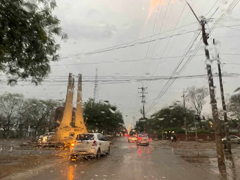 Pese a la breve lluvia, todavía no es suficiente para abastecer la gran demanda del vital líquido en la región.