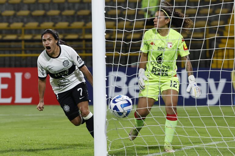 La paraguaya Amanda Peralta (i), futbolista de Olimpia, celebra un gol en un partido de la Copa Libertadores Femenina 2023 ante Independiente Santa Fe en el estadio de Techo, en Bogotá, Colombia.
