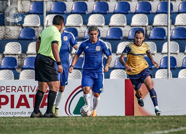 Héctor “Pipo” Lezcano controla el balón ante Luis de la Cruz.