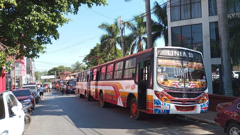 Los ómnibus internos de San Lorenzo frente al local de la Municipalidad.