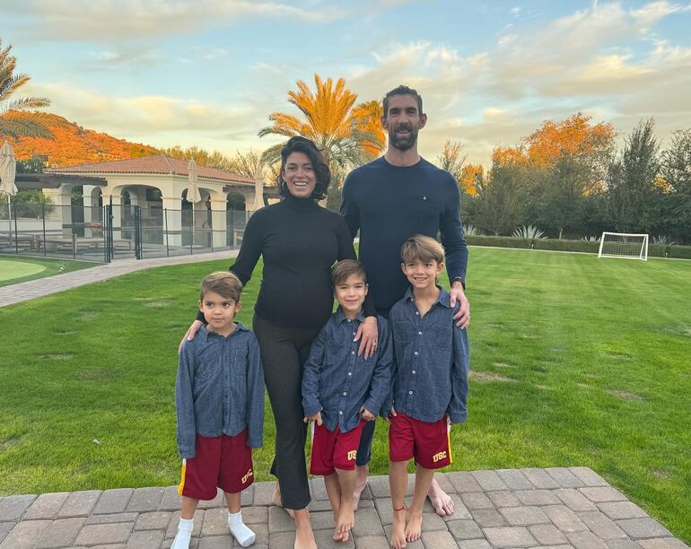 Michael y Nicole Phelps con sus hijos de Boomer (7), Beckett (5) y Maverick (4). Ahora se sumó el recién nacido Nico. (Instagram/Michael Phelps)