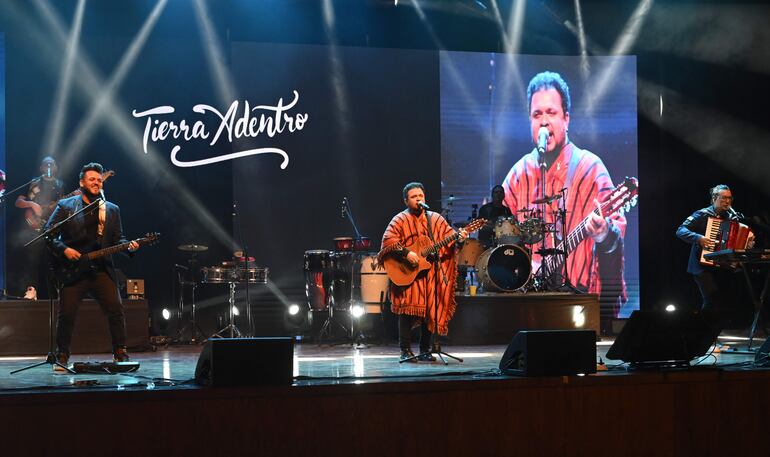 Tierra Adentro el pasado mes de agosto, cuando presentaron el álbum en vivo en el Banco Central del Paraguay.