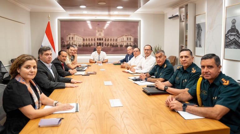 El ministro de Inteligencia, Marco Alcaraz (2º izq.), a su lado, el titular de la Senad, Jalil Rachid; y en el centro, el presidente de la República, Santiago Peña en la reunión de hoy del Codena.