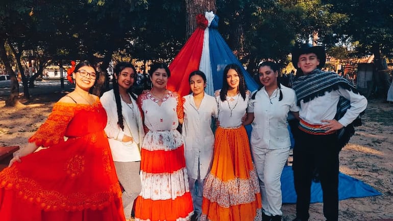 Estudiantes del tercer año del Bachillerato Técnico en Contabilidad del Colegio Santo Tomás participaron de la Expo Feria en la plaza de los Héroes en el Día del Folclore.