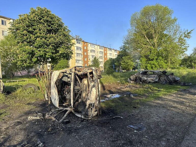 Un automóvil destruido durante bombardeos sobre la localidad de Shebékino, en la región rusa de Bélgorod, el miércoles.