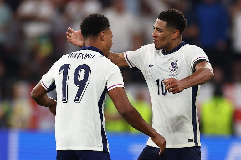 Jude Bellingham (d) y Ollie Watkins, jugadores de la selección de Inglaterra, celebran el triunfo en el partido frente a Países Bajos por las semifinales de la Eurocopa 2024 en el Signal Iduna Park, en Dortmund, Alemania.