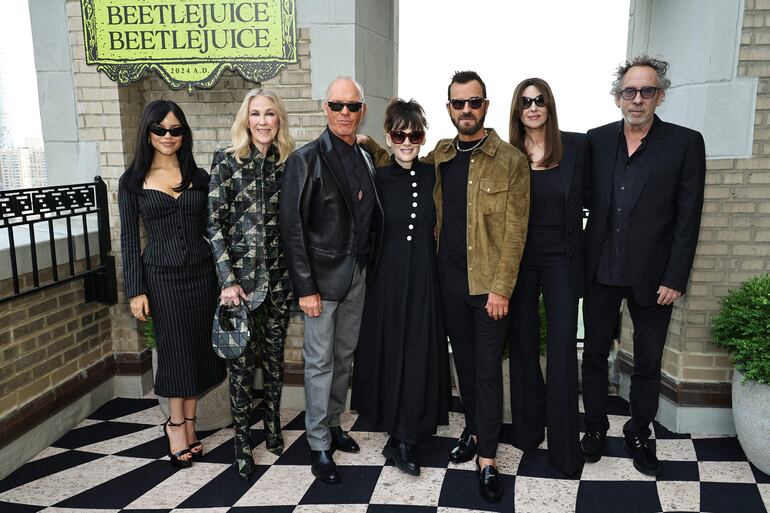 Jenna Ortega, Catherine O'Hara, Michael Keaton, Winona Ryder, Justin Theroux, Mónica Bellucci y Tim Burton promocionando "Beetlejuice Beetlejuice" en Nueva York en el JW Marriott Essex House.