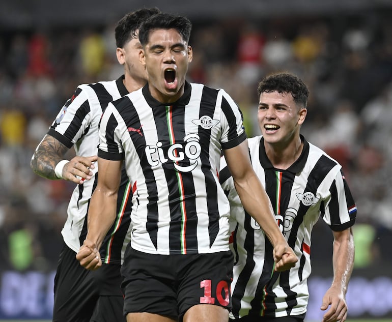 Lorenzo Melgarejo festeja su gol que  encaminó la goleada de Libertad anoche en La Huerta. Se unen a la celebración Espinoza y Villalba.