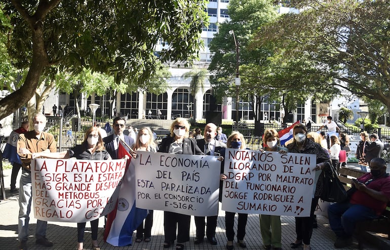 Los escribanos y gestores se manifestaron el lunes frente al Palacio de Justicia de Asunción.