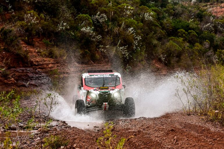 Momento exacto en el cual Óscar Santos y Mirna Pereira, a bordo del UTV Can-Am Maverick X3 #316, pasan por una aguada.