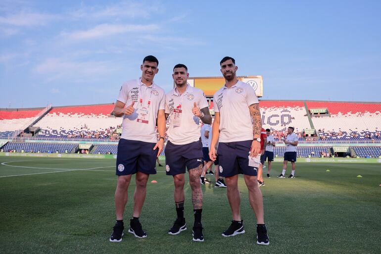 Los jugadores de la selección paraguaya durante la llegada de la delegación al estadio Defensores del Chaco para el partido frente a Colombia por las Eliminatorias Sudamericanas al Mundial 2026.