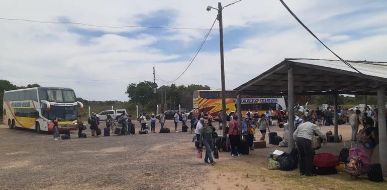 Más de 50 compatriotas pasaron momentos de mucha tensión en Puerto Cano, provincia de Formosa ante la falta de embarcación para el cruce transversal hasta el Puerto de Pilar.