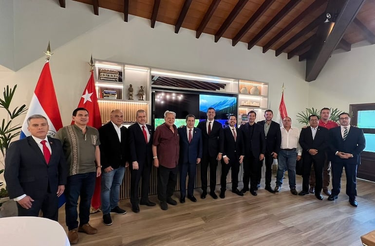 El presidente Santiago Peña, el expresidente Horacio Cartes y miembros del "comando" del movimiento Honor Colorado. (Imagen de archivo)