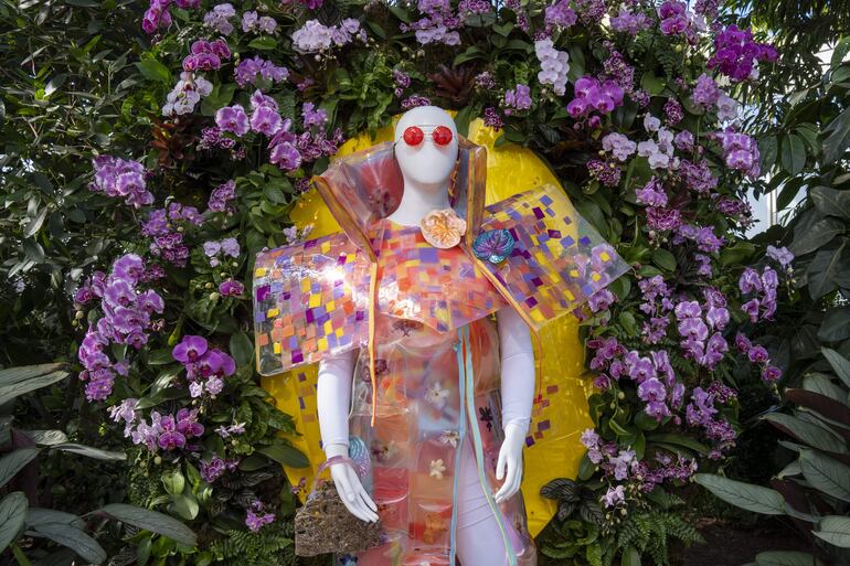 Un maniquí puesto junto a un arreglo de orquídeas en el espectáculo 'The Orchid Show: Florals in Fashion' ('El espectáculo de las orquídeas: Florales en la moda').