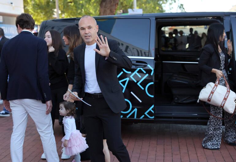 Andrés Iniesta saluda cuando llega con su familia a un evento de despedida tras anunciar su retiro del fútbol, ​​en la sede de la America's Cup Experience en Barcelona. (LLUIS GENE / AFP)