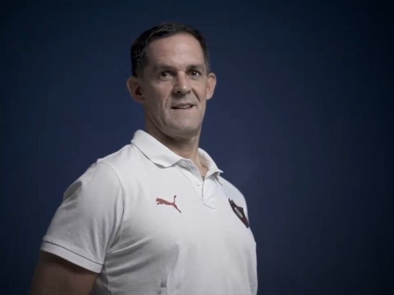 El argentino Víctor Bernay, entrenador de Cerro Porteño, en la presentación oficial.