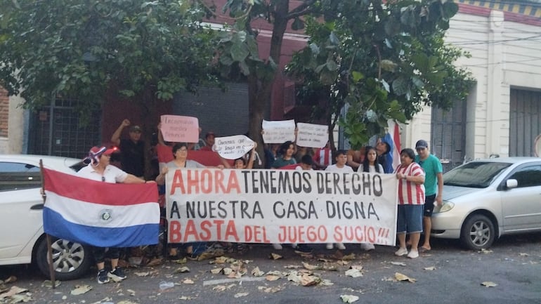 Los afectados se movilizaron ayer frente a la Fiscalía General del Estado para exigir que se reabra una carpeta fiscal.