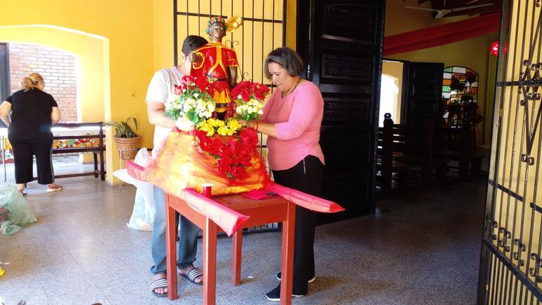 Preparan al Santo Rey San Baltazar para la fecha de su festividad.